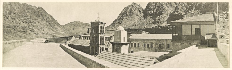 Sinaikloster von der Nordostecke aus. Rechts- Pilgerhaus, nach links anschliessend (mit Giebeldach) Bibliotek dann Minaret und moderner Glockenturm, dahinter alte Kirche des Kaisers LCCN2014648789