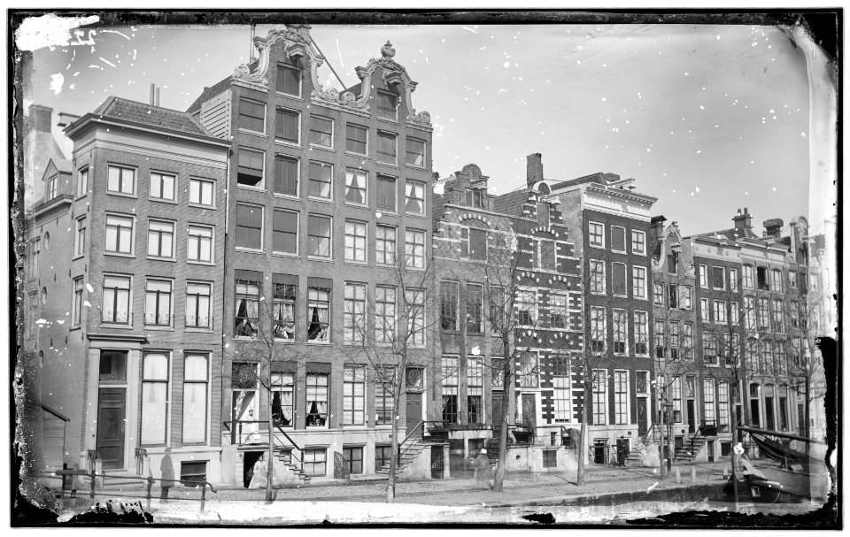 Singel 90-108 vrnl, met links de ingang van de Blauwburgwal Singel 94 is in 1876 vervangen door een pand in neorenais B00000031445