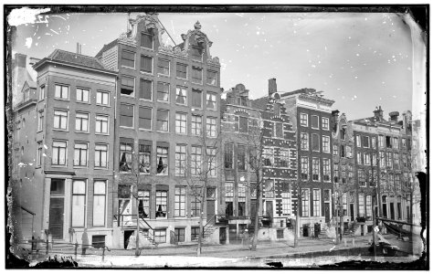 Singel 90-108 vrnl, met links de ingang van de Blauwburgwal Singel 94 is in 1876 vervangen door een pand in neorenais B00000031445