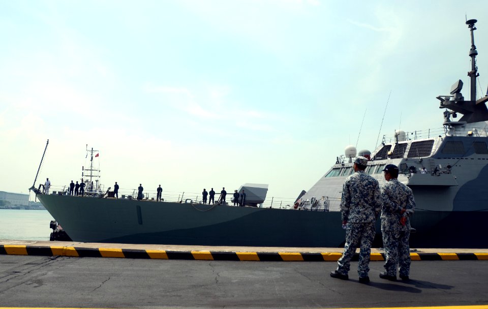 Singapore navy sailors observe USS Freedom arrive in Singapore. (8661547442)