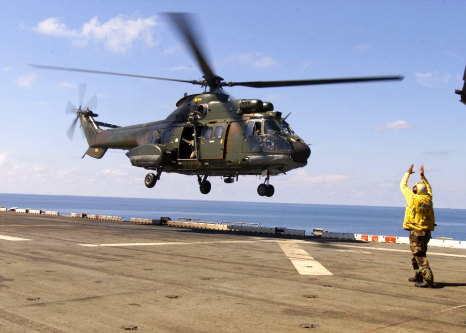 Singapore Super Puma lands on USS Inchon (MCS-12) 2001