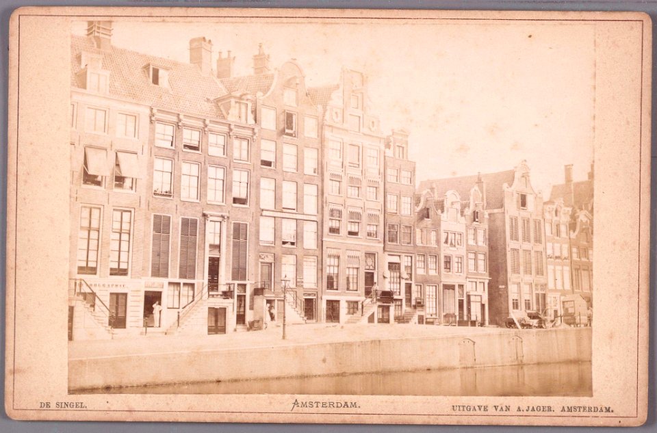 Singel 181-201, met rechts de ingang van de Korte Huiszittensteeg, in 1895 verbreed voor aanleg van de Raadhuisstraat 010005001302