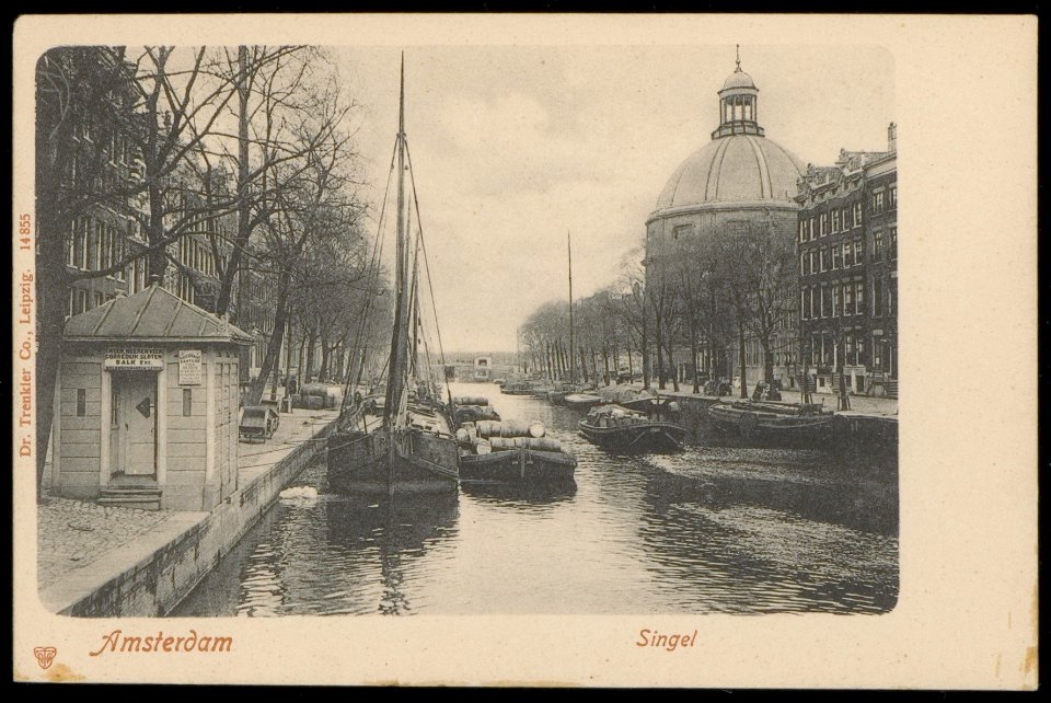 Singel 11 met Ronde Lutherse Kerk. Rechts Singel 21-27 en links het walhuisje van de beurtdienst voor o.a. Friesland, Huizen, Leiden en Dordrecht, Afb PBKD00374000004