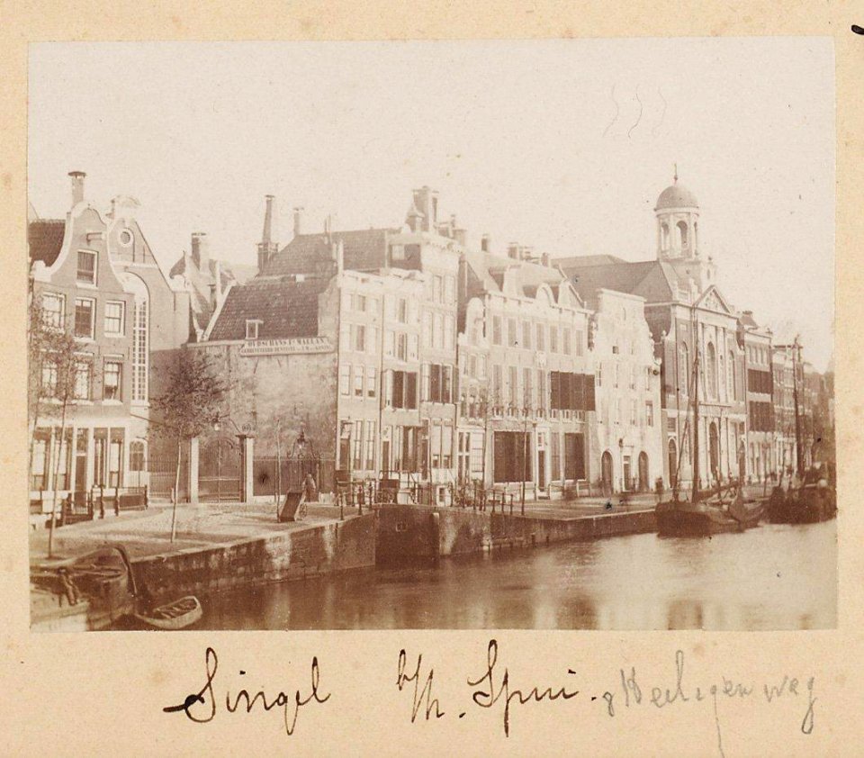 Singel 409-435 vlnr gezien in de richting van de Heiligeweg met links de ingang van het Spui Op nummer 425 de Sint Catha B00000030623