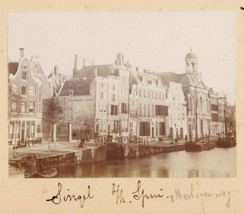 Singel 409-435 vlnr gezien in de richting van de Heiligeweg met links de ingang van het Spui Op nummer 425 de Sint Catha B00000030623
