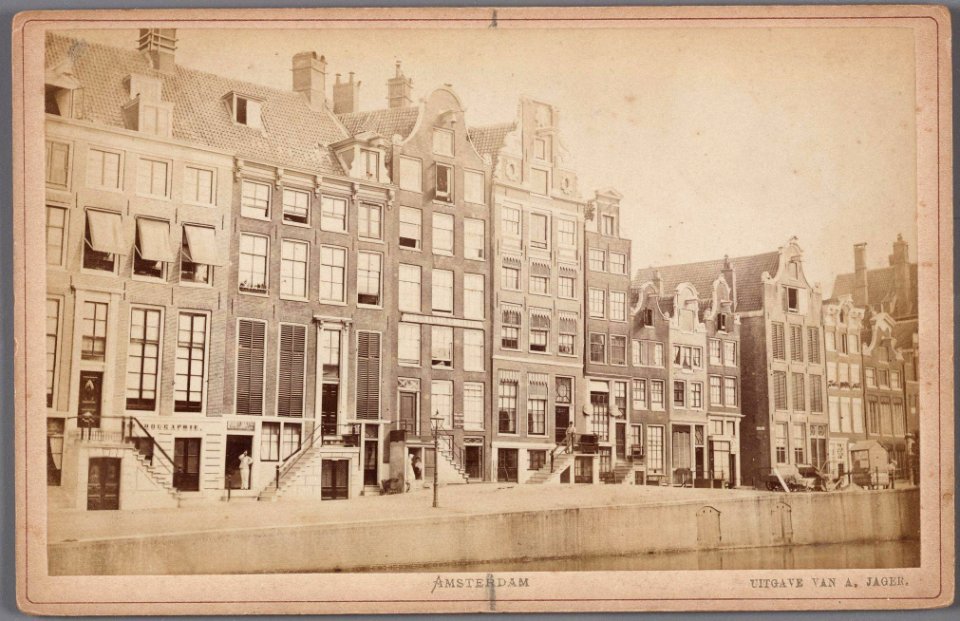 Singel 181-201, met rechts de ingang van de Korte Huiszittensteeg, in 1895 verbreed voor aanleg van de Raadhuisstraat 010005000117