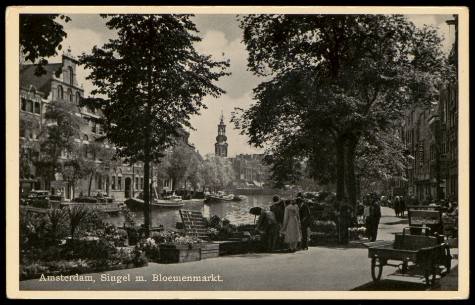 Singel met bloemenmarkt, gezien richting de Munt. Uitgave Vigevano, Amsterdam, Afb PBKD00286000001