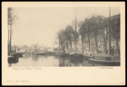 Singel 1-7 bij de Stroomarkt met links de Haarlemmersluis en de brug voor de Haarlemmerstraat. Uitgave N.J. Boon, Amsterdam photo