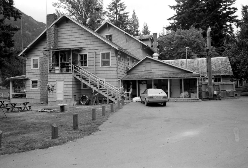 Singers Lake Crescent Tavern Lodge