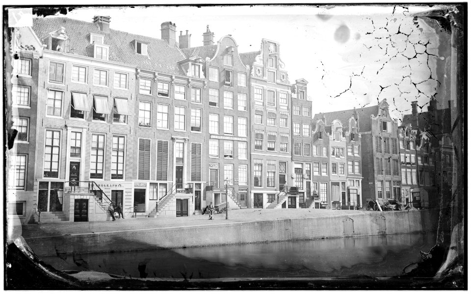 Singel 179 ged-201 vlnr Rechts de ingang van de Korte Huiszittensteeg, in1895 verbreed voor de aaneg van de Raadhuiss B00000031535