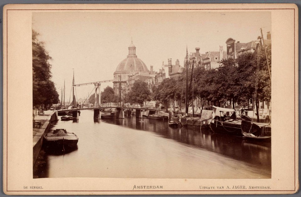 Singel, gezien in noordelijke richting naar de brug bij de Korsjespoortsteeg en de Ronde Lutherse Kerk 010005000064