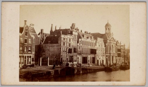 Singel 409-435 vlnr gezien in de richting van de Heiligeweg met links de ingang van het Spui Op nummer 425 de Sint Catha 10003 25618