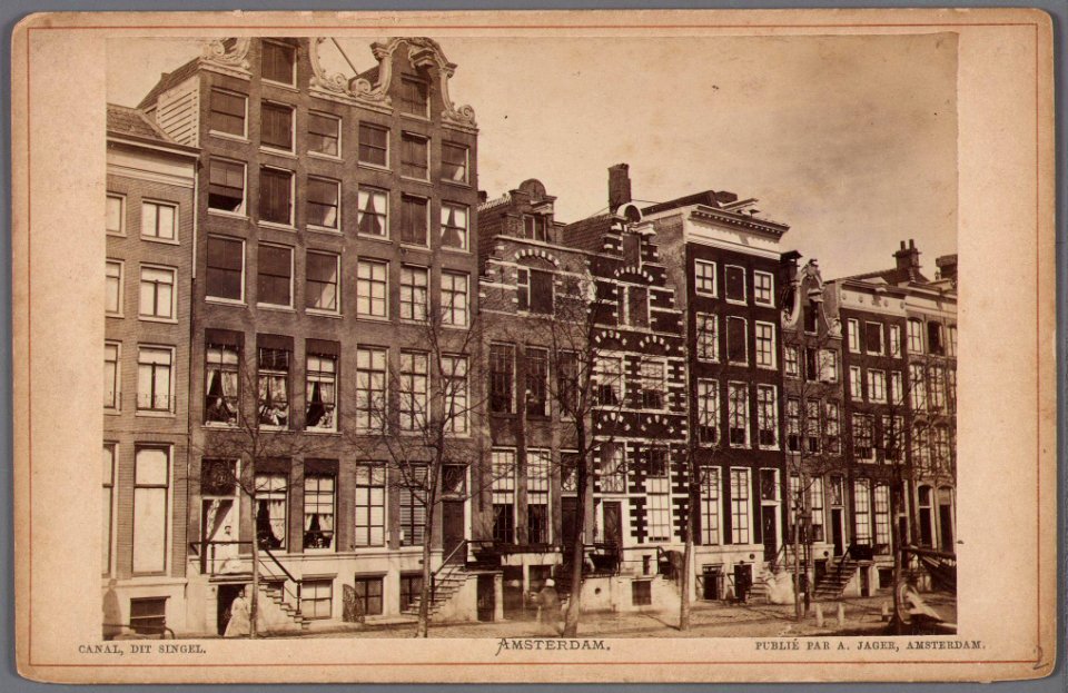 Singel 92-108 van rechts naar links Singel 94 is in 1876 vervangen door een pand in neorenaissance-stijl 010005000066