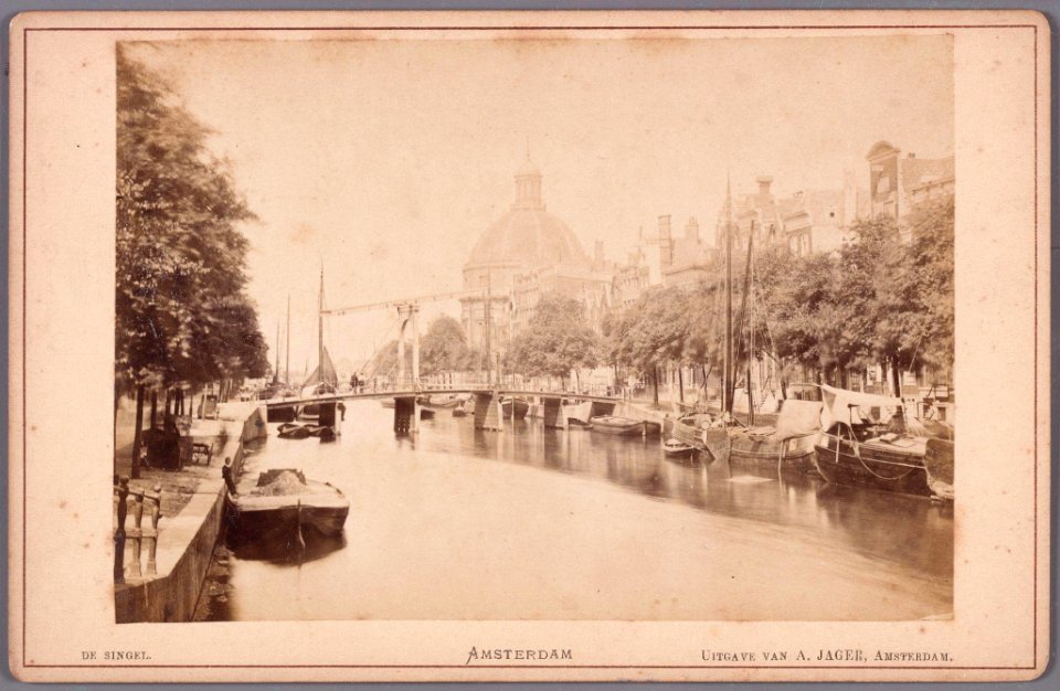 Singel gezien in noordelijke richting naar de Korsjesbrug en de Ronde Lutherse Kerk 010005001263