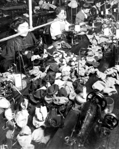 Singer sewing machines in 1915 detail, People making teddy bears in factory LCCN93517563 (cropped)