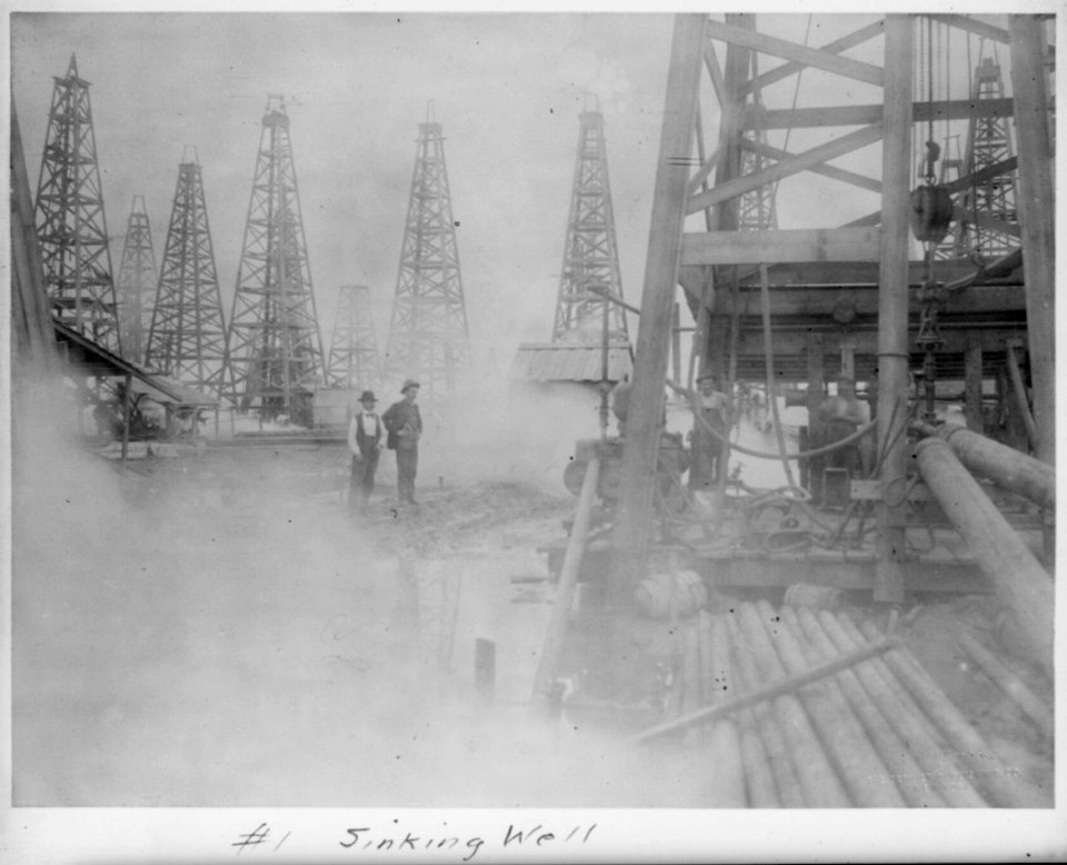 Sinking well (Spindletop, Beaumont, Port Arthur, and vicinity, Texas - oil industry). LCCN2010649509