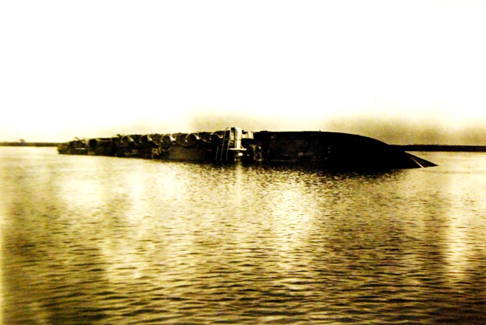 Sinking of German battleship SMS Gneisensau at the Battle of the Falklands Islands, 1914 (32249073974)