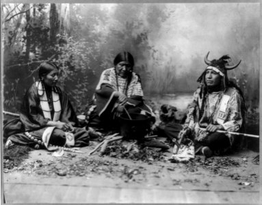 Sioux Indians- Indian life LCCN2004677363