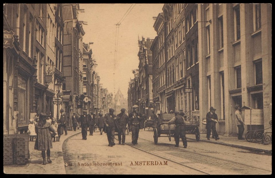 Sint Antoniesbreestraat met op de achtergrond de Waag op de Nieuwmarkt. Uitgave N.V. de Bijenkorf, Amsterdam, Afb PBKD00223000010