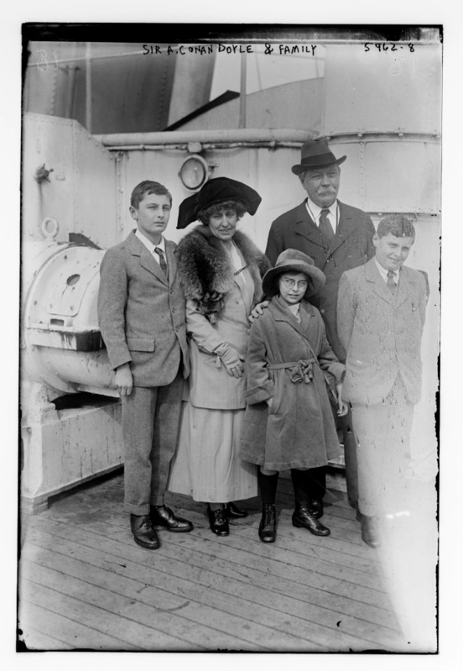 Sir A. Conan Doyle and family LCCN2014715847