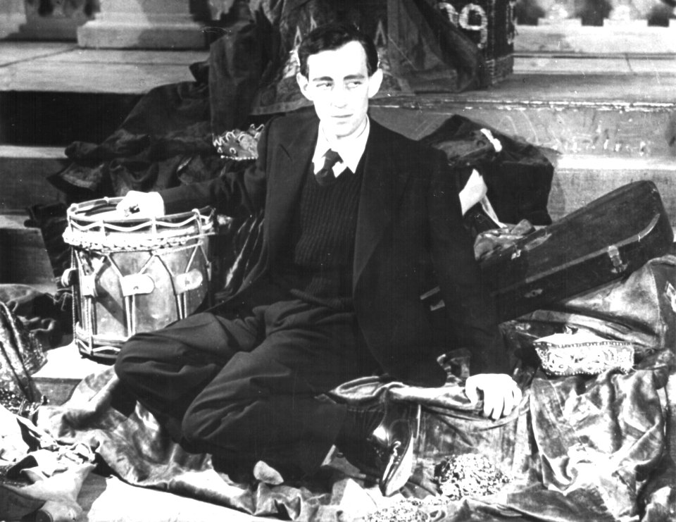 Sir Alec Guinness - 1938 (1)