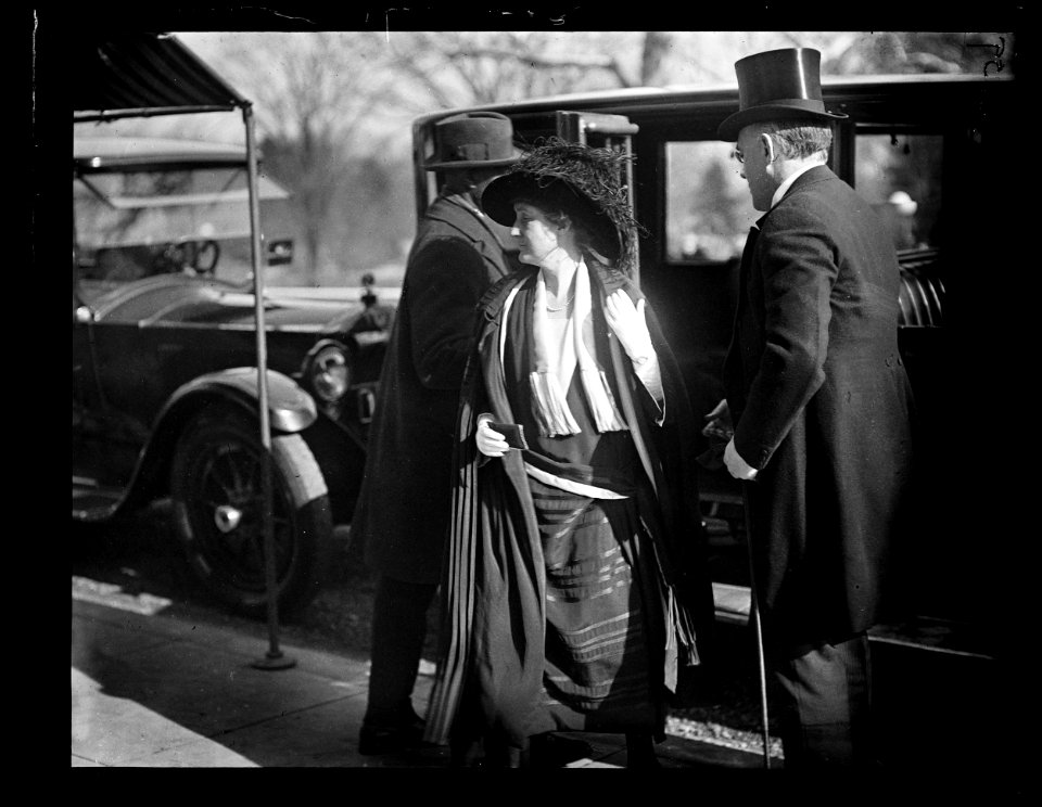 Sir Auckland Geddes and Lady Geddes at Pan Amer. bldg. New Years Day LCCN2016891922