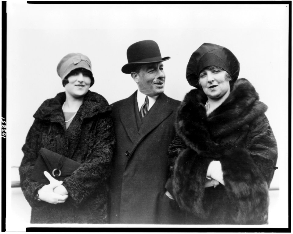 Sir Jos. Duveen, art authority, wife & daughter Dorothy LCCN91781000