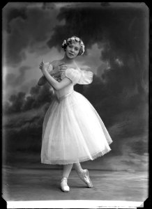 Siri Österholm in Sylfiderna at Kungliga Operan 1913 - SMV - NÖ004