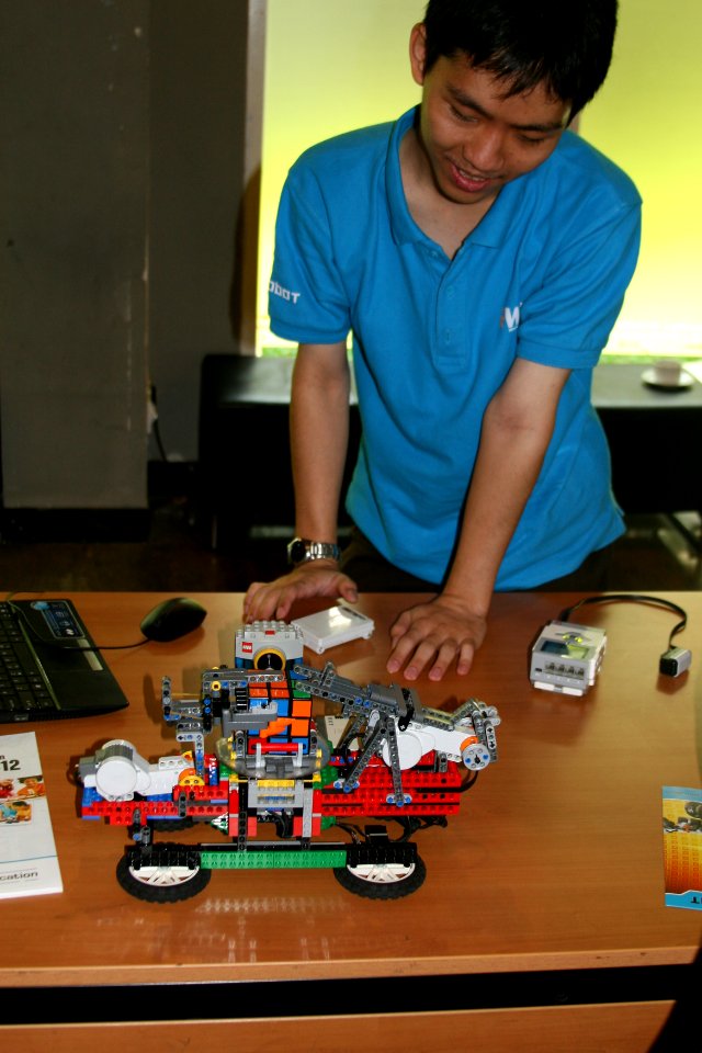 Siswa sedang mengagumi hasil karya inovatif yang dibuatnya di SMART Lab. (15543739898)