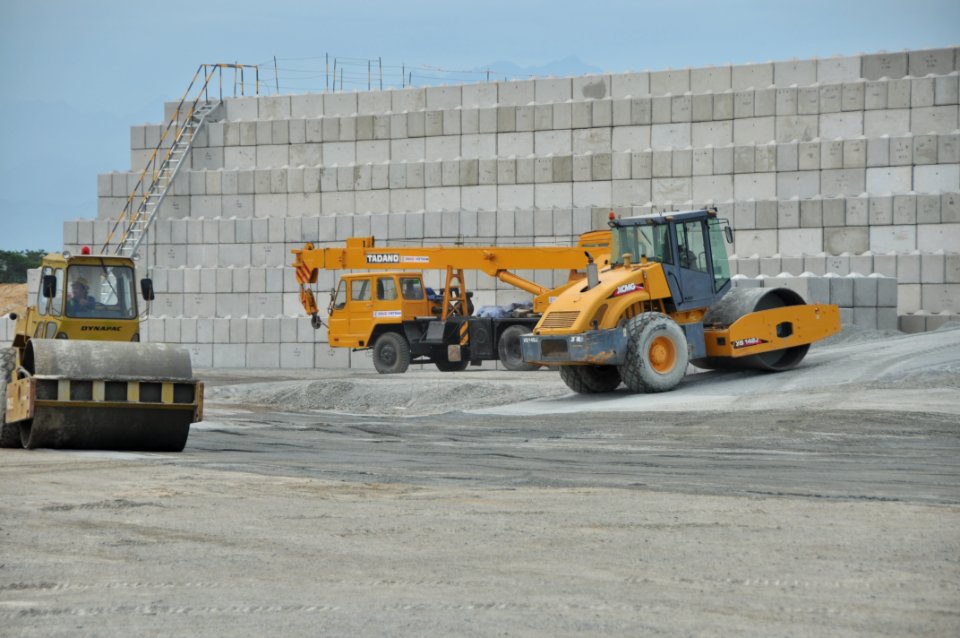 Site construction at the Environmental Remediation of Dioxin Contamination at Danang Airport (8679958943)