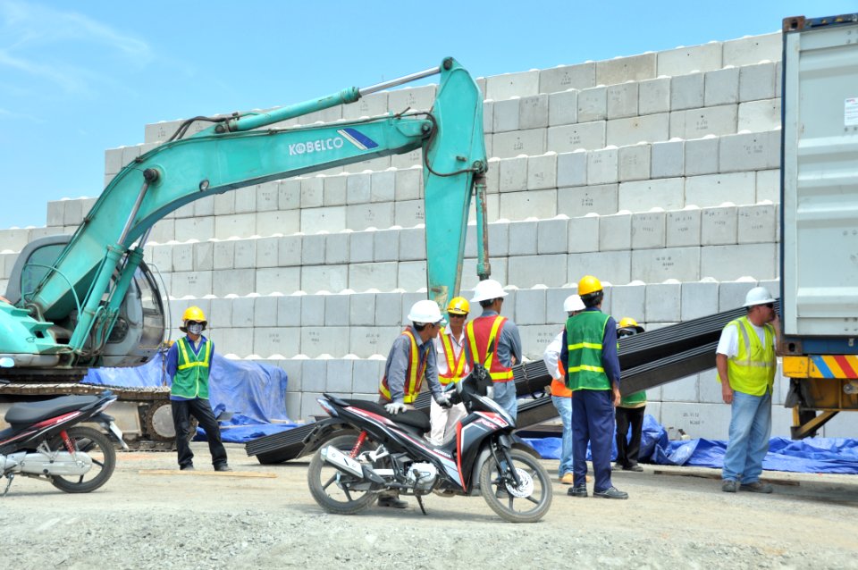 Site construction at the Environmental Remediation of Dioxin Contamination at Danang Airport (8680044943)