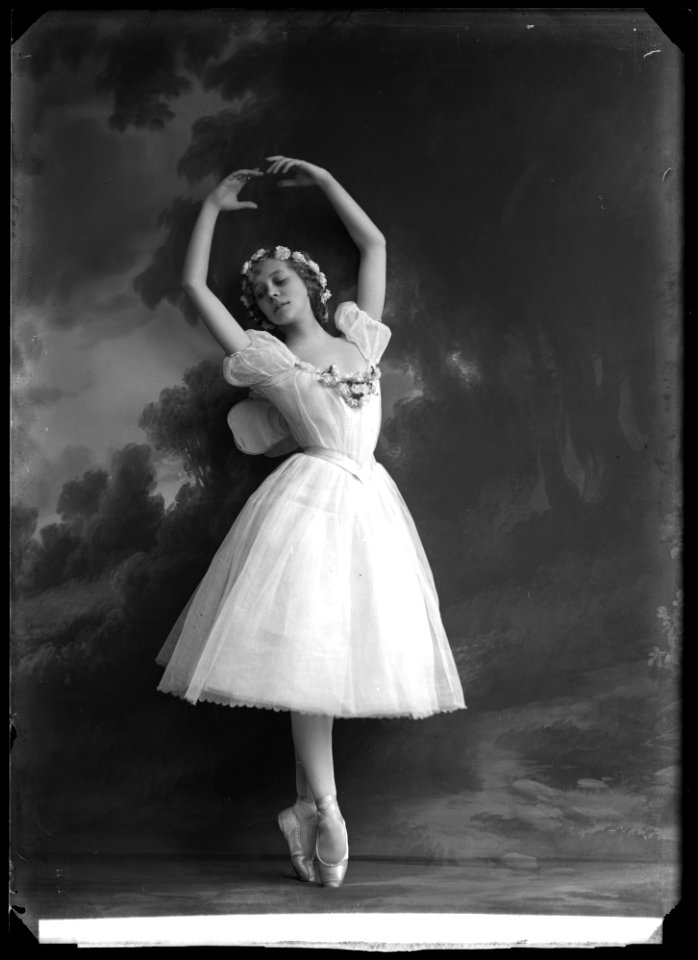 Siri Österholm in the ballet Sylfiderna at Kungliga Operan 1913 - SMV - GÖ003