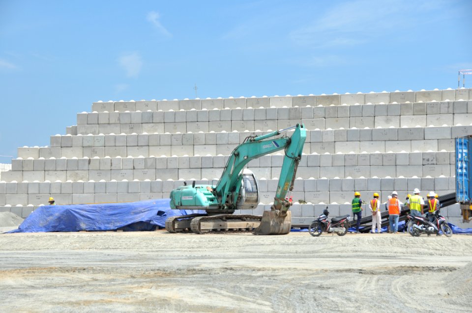 Site construction at the Environmental Remediation of Dioxin Contamination at Danang Airport (8681158214)