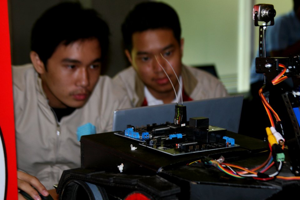Siswa sedang membuat karya inovatif di SMART Lab. (15543995917)