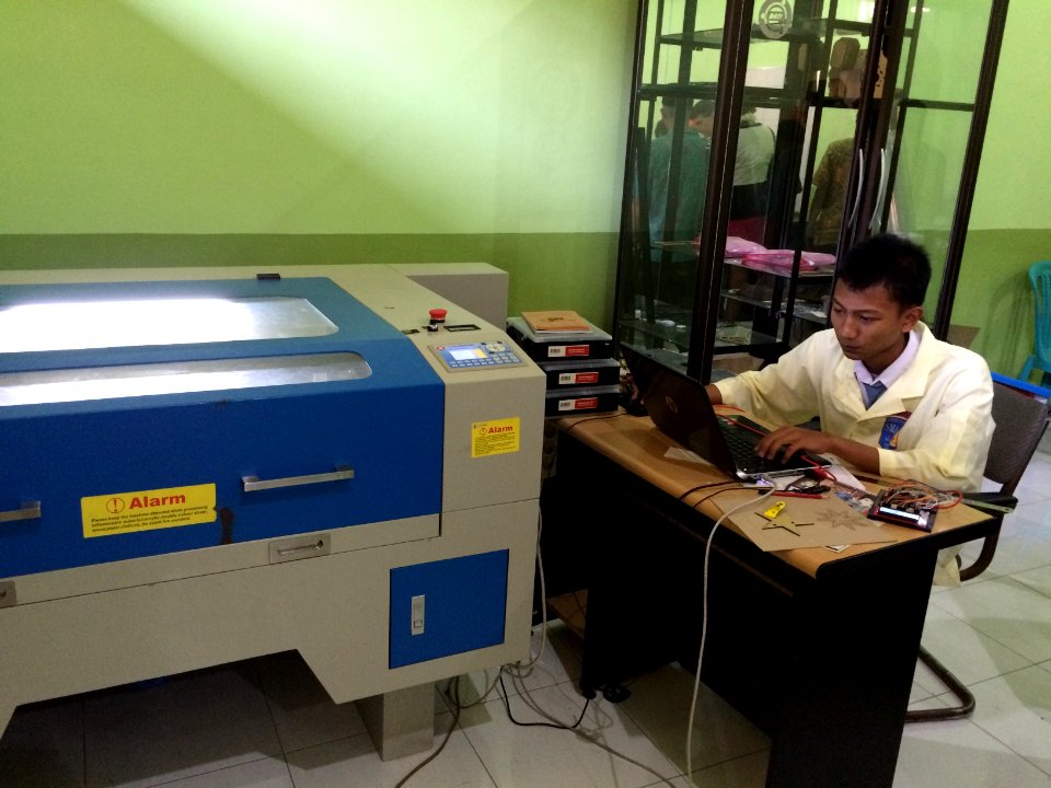 Siswa SMAN 1 Kepanjen dan Pemotong Laser di SAInS Fab Lab (16630615693)