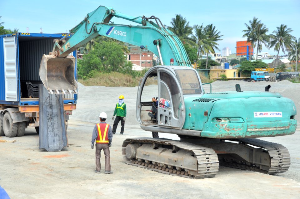 Site construction at the Environmental Remediation of Dioxin Contamination at Danang Airport (8679997805)