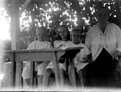 Sittandes, en kvinna, två pojkar och en flicka. Sulawesi. Indonesien - SMVK - 022205