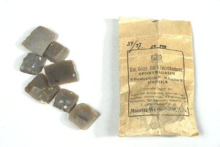 Sju st flintor bredvid tillhörande kuvert - Livrustkammaren - 82446