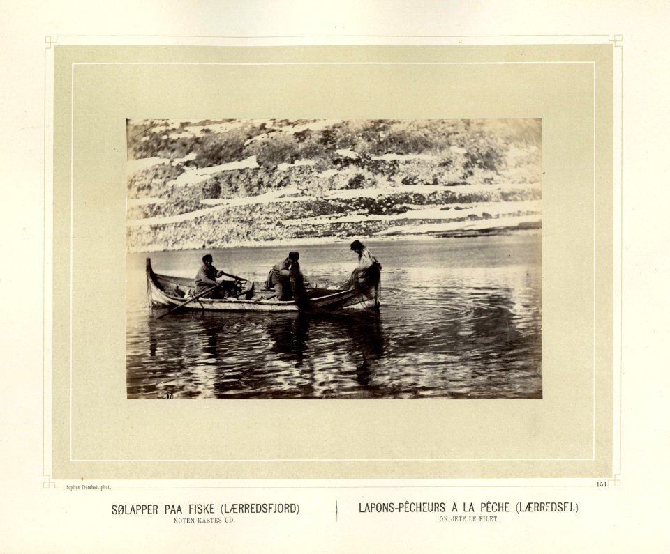 Sjøsamer i robåt driver fiske med garn i Lerresfjord i Finnmark - Norsk folkemuseum - NF.15006-145