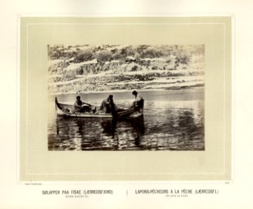 Sjøsamer i robåt driver fiske med garn i Lerresfjord i Finnmark - Norsk folkemuseum - NF.15006-145