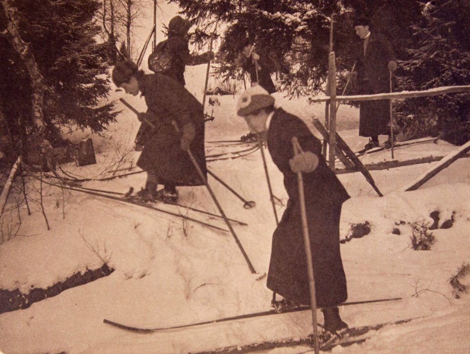 Skidåkning elever vid Gymnastiska Centralinstitutet ca 1900 gih0128
