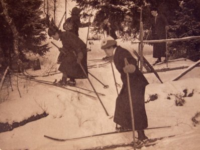 Skidåkning elever vid Gymnastiska Centralinstitutet ca 1900 gih0128