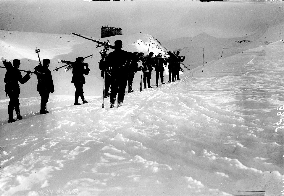 Skifahrer auf dem Heimweg - CH-BAR - 3237084