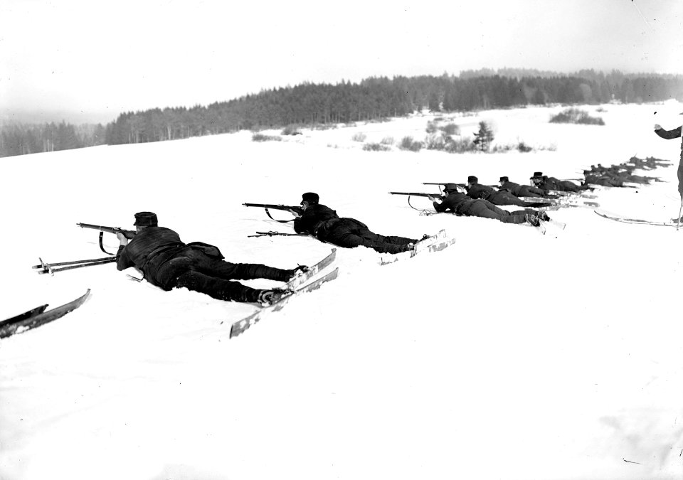 Skifahrer beim Schiessen in Linie - CH-BAR - 3238064