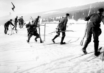 Skifahrer beim Vorrücken im Jura - CH-BAR - 3238051