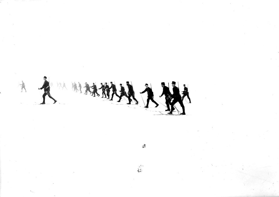 Skifahrer beim Vorrücken in Schützenlinie - CH-BAR - 3238056