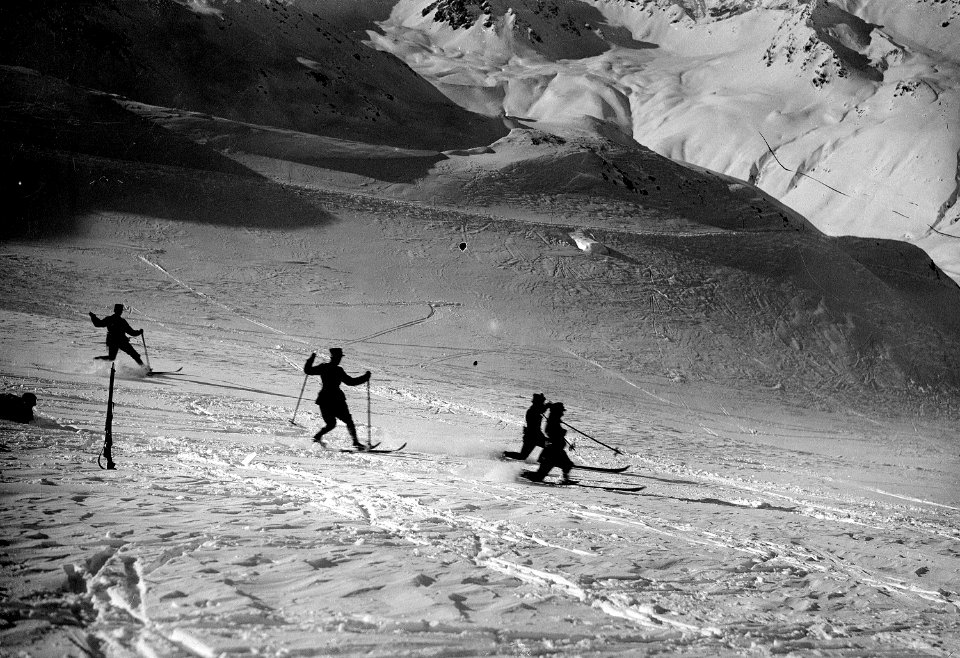 Skifahrer in rasanter Abfahrt - CH-BAR - 3237076