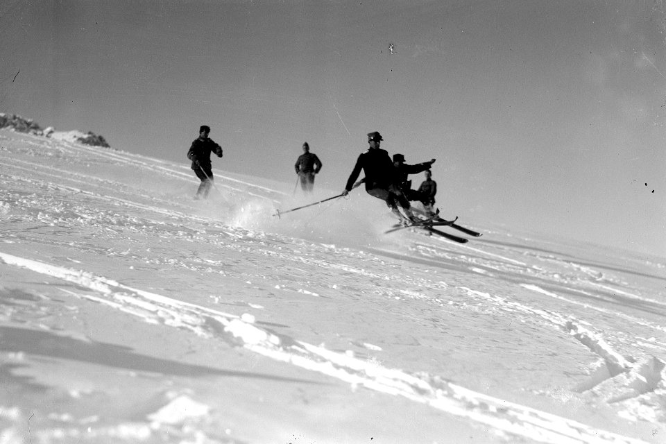 Skifahrer in rasanter Abfahrt - CH-BAR - 3237075