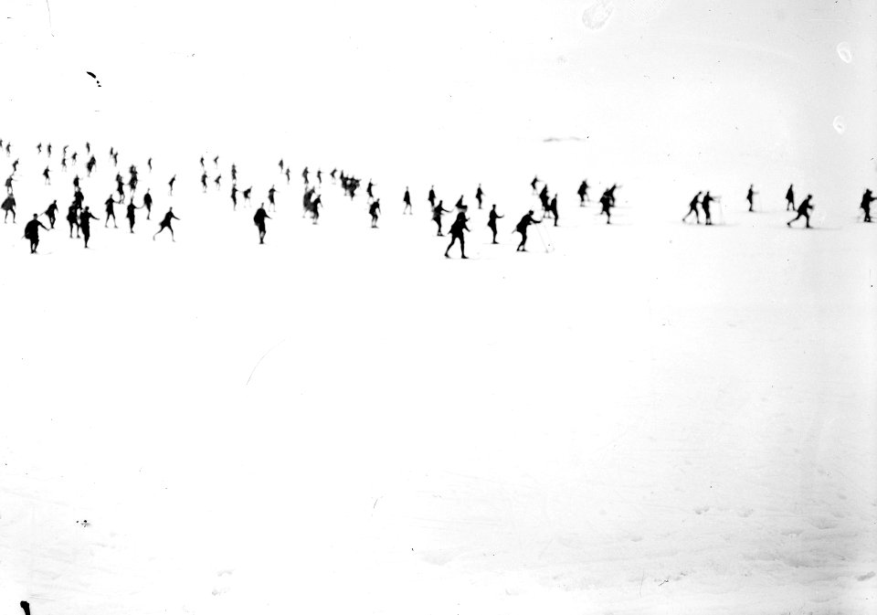 Skifahrer beim Vorrücken in offener Formation - CH-BAR - 3238059