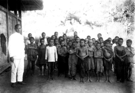 Skolbarn med lärare. Winatu, Sulawesi. Indonesien - SMVK - 010739